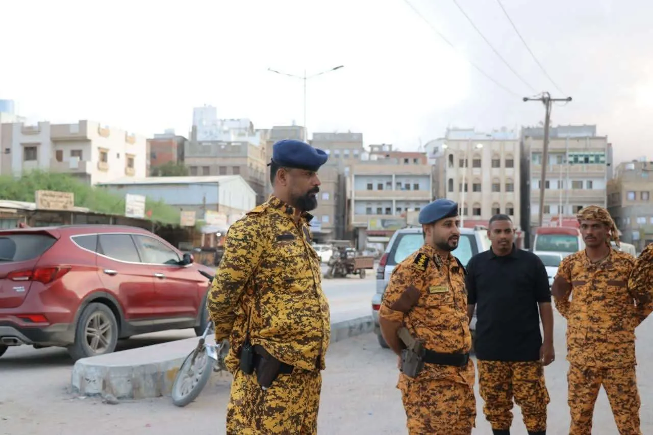 مدير أمن المنشآت بساحل حضرموت يتفقد جاهزية الحراسة