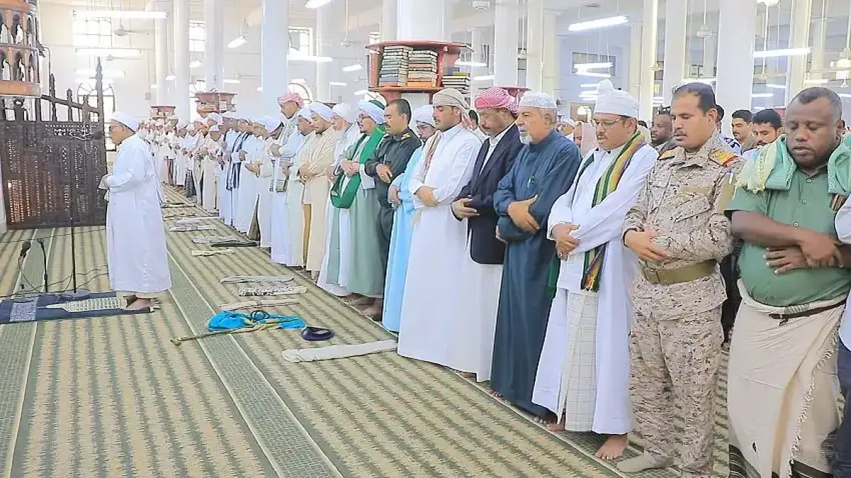 وزير الدولة ووكيل حضرموت يؤديان صلاة عيد الأضحى ويزوران المرضى في سيئون
