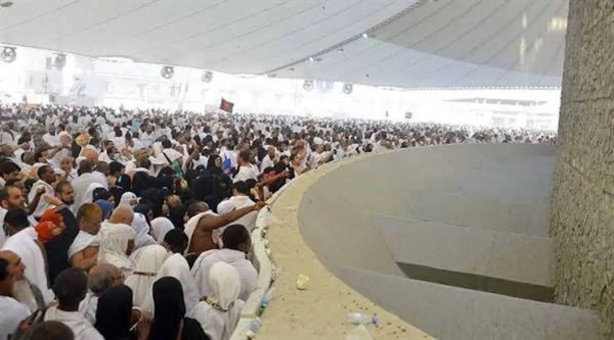حجاج بيت الله يرمون جمرة العقبة الكبرى بأول أيام عيد الأضحى