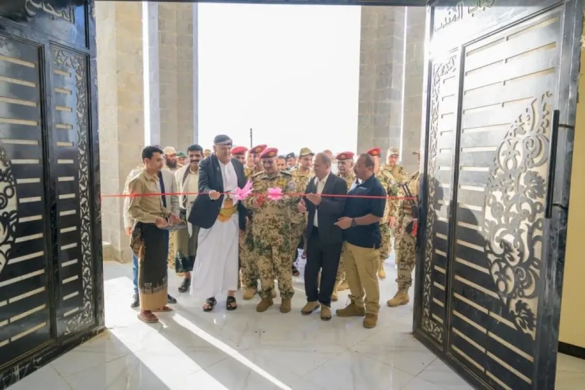 طارق صالح يفتتح مبنى السلطة المحلية في ذو باب المندب بمحافظة تعز