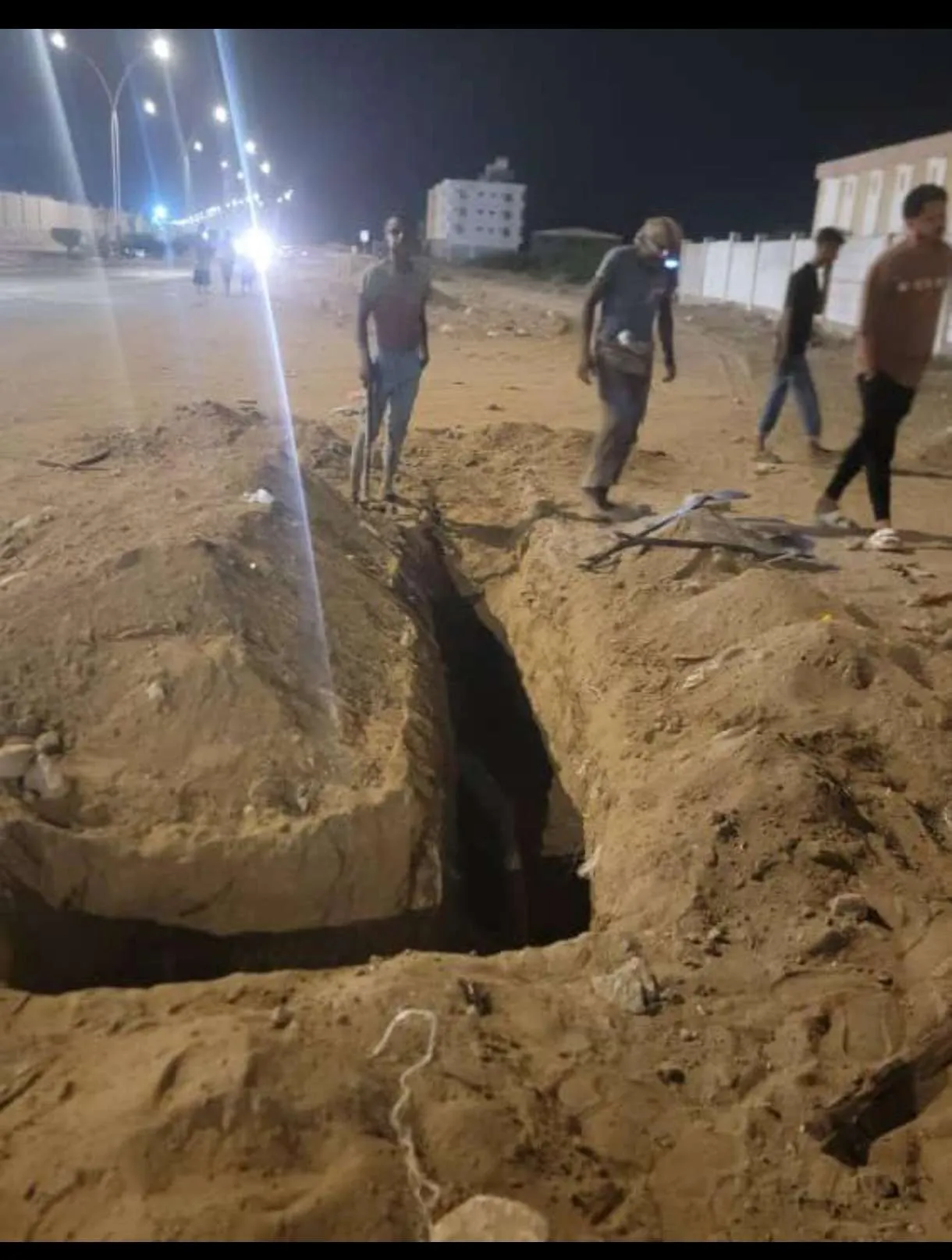 سكان مناطق الإرسال والكيبل يشيدون بجهود عمال كهرباء عدن خلال ليلة عيد الأضحى