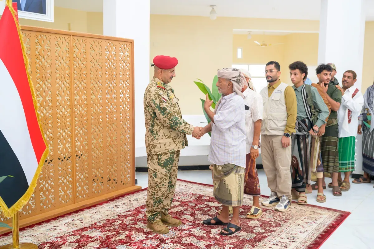 طارق صالح يلتقي المهنئين بالعيد في ذو باب المندب ويشدد على تماسك اليمنيين