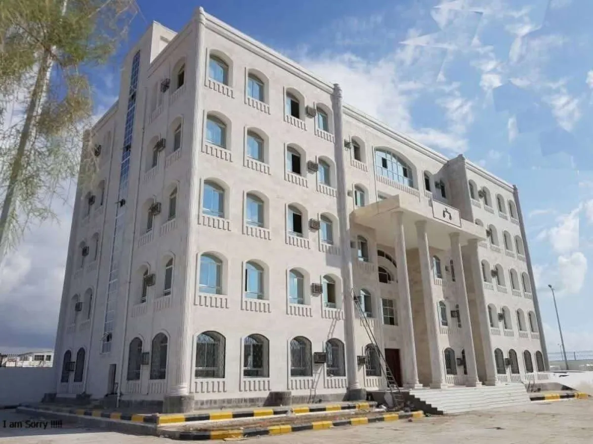 النيابة العامة تفتح تحقيق بقيام شخص باختراق هواتف وابتزاز مواطنين ماليا بعدن
