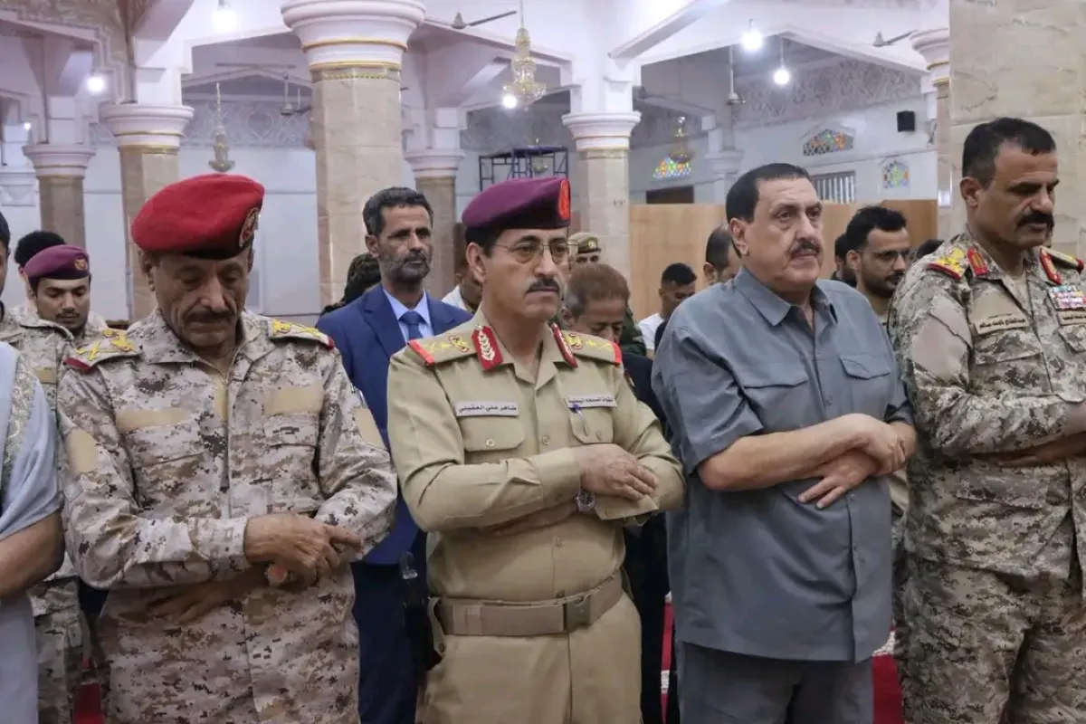 وزير الدفاع وعدد من القيادات العسكرية يؤدون صلاة عيد الأضحى في العاصمة المؤقتة عدن