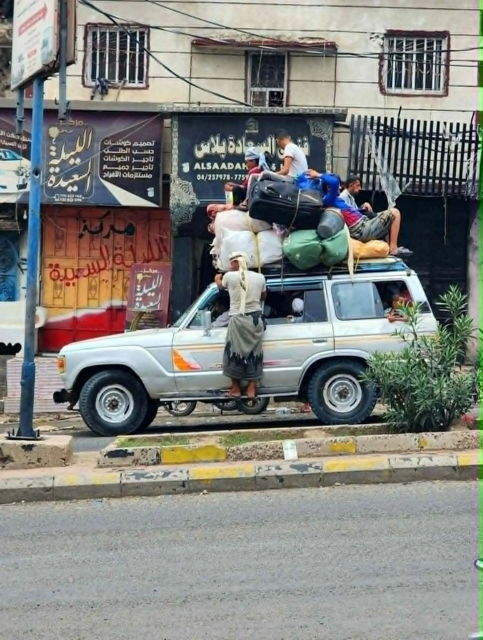 شاهد الصورة الأكثر تداولاً في اليمن .. استعدادات للعيد بالقرية 