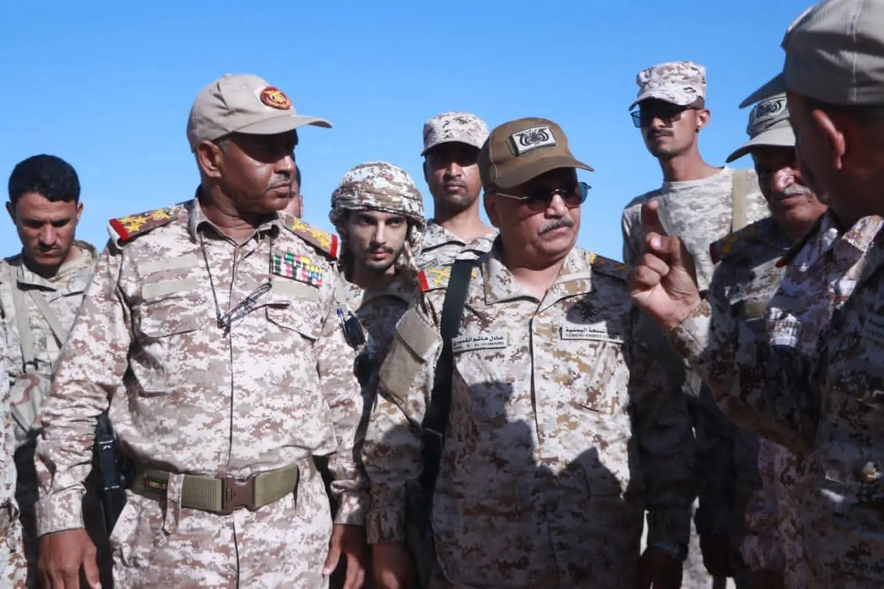 المفتش العام للقوات المسلحة يتفقد أبطال المنطقة العسكرية الثالثة في الجبهة الجنوبية لمأرب