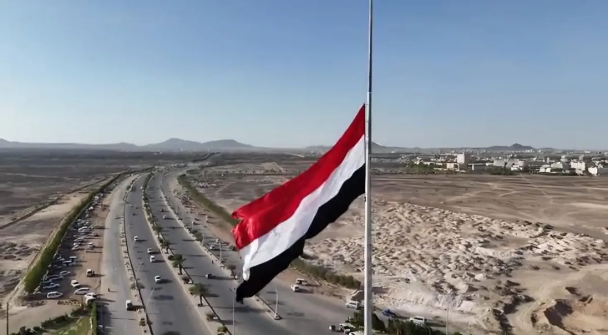 مأرب تنكس الأعلام حدادا على وفاة الرئيس السابق عبدربه منصور هادي