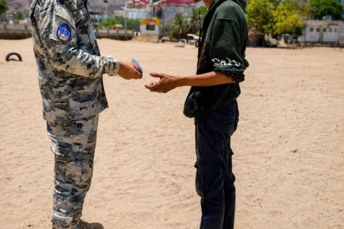 خفر السواحل قطاع خليج عدن  ينفذ حملة توعوية ميدانية بشواطئ محافظة عدن في ثاني أيام عيد الأضحى المبارك