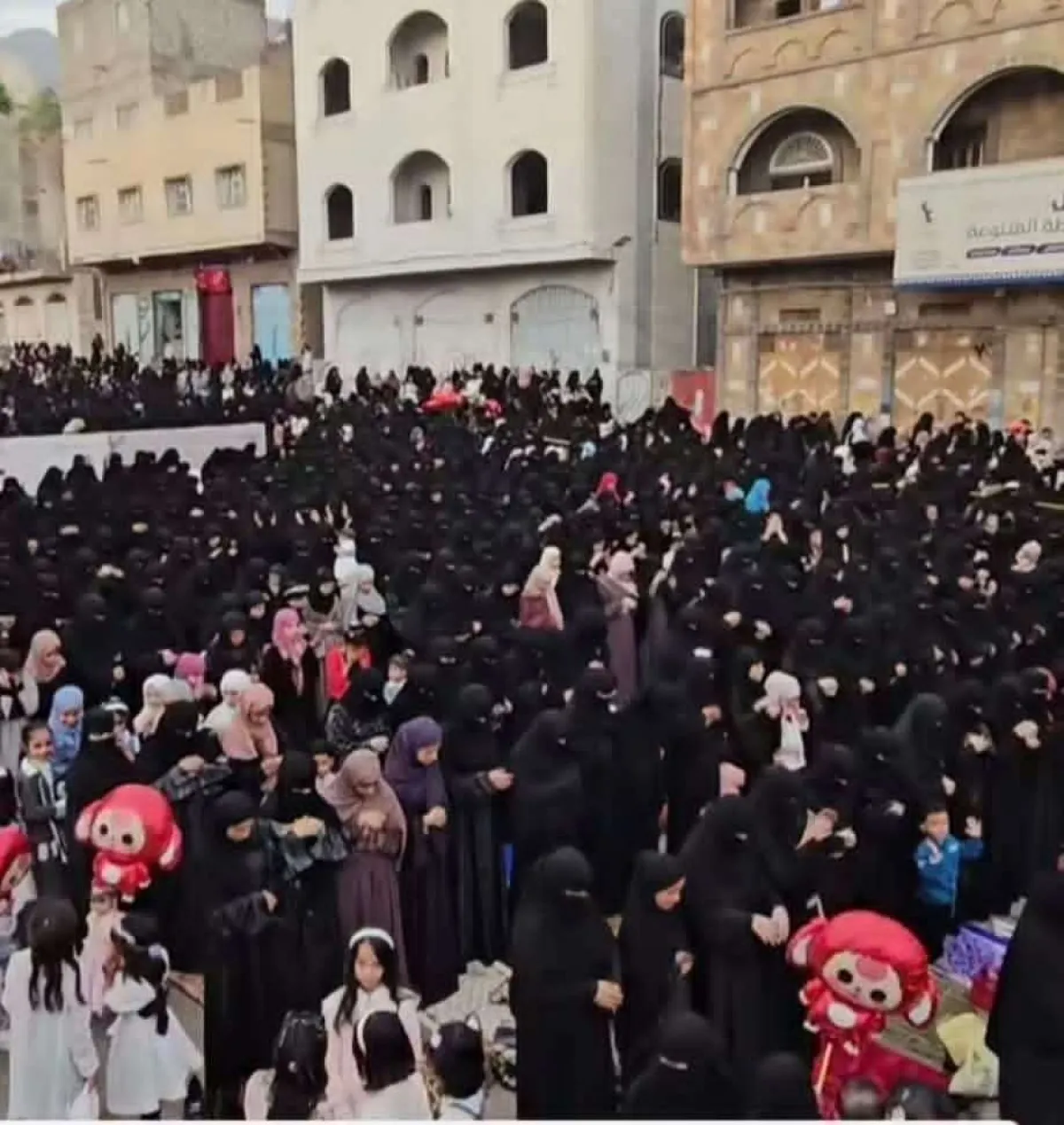 دعوات في تعز لضبط تصوير النساء داخل مصليات العيد واحترام الخصوصية