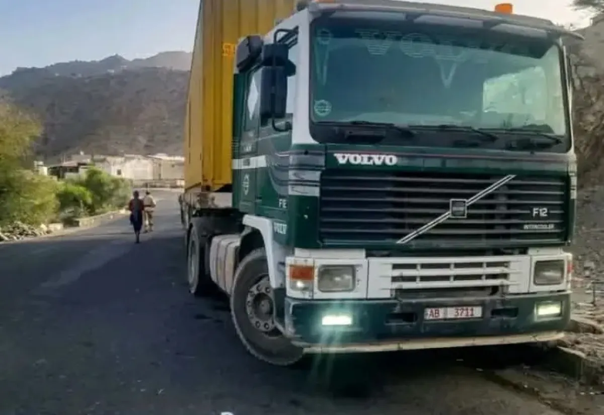 وفاة سائق شاحنة دهسًا أثناء محاولته إصلاح المكابح في خط القبيطة  