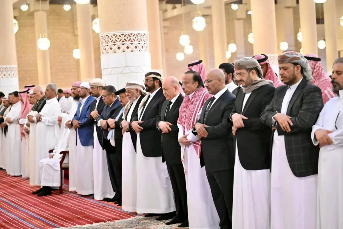 رئيس مجلس القيادة وعدد من  أعضاء المجلس يتقدمون جموع المصلين والمشيعين لجثمان فقيد اليمن الكبير الرئيس السابق عبدربه منصور هادي