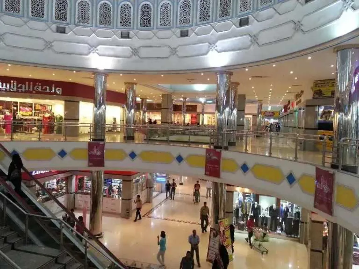 ”تجار الملابس في عدن يصرخون: العيد هذا العام ”أسود”.. والمولات تبتلع رزقنا”