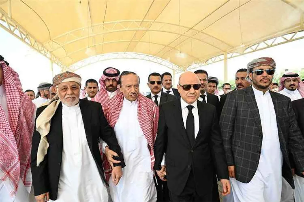الرئيس العليمي وأعضاء مجلس القيادة يتقدمون مشيعي الرئيس هادي إلى مثواه الأخير في الرياض