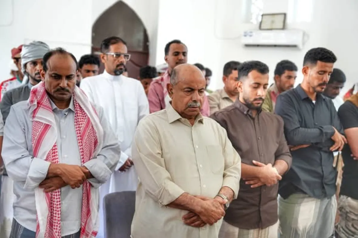 عضو مجلس القيادة الخنبشي يؤدي صلاة الغائب في المكلا على روح الرئيس السابق عبدربه منصور هادي 