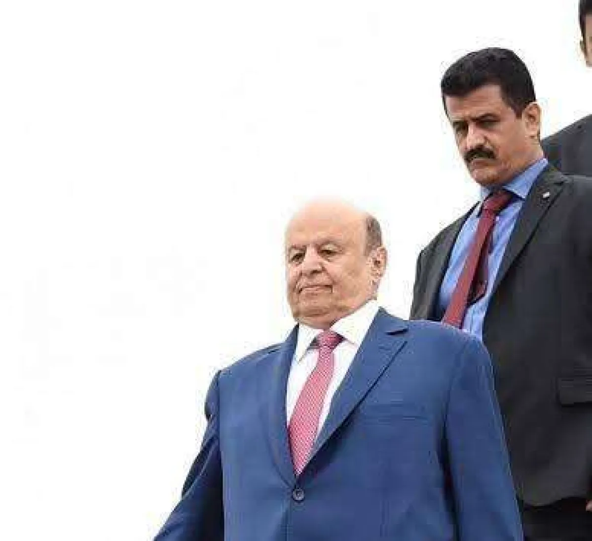 تعرف على“ظلّ الرئيس” الغامض الذي لم يفارق هادي حتى آخر اللحظات