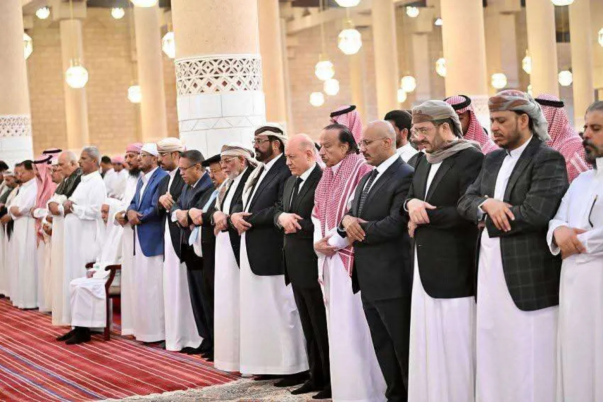 رئيس مجلس القيادة وعدد من  أعضاء المجلس يتقدمون جموع المصلين والمشيعين لجثمان فقيد اليمن الكبير الرئيس السابق عبدربه منصور هادي