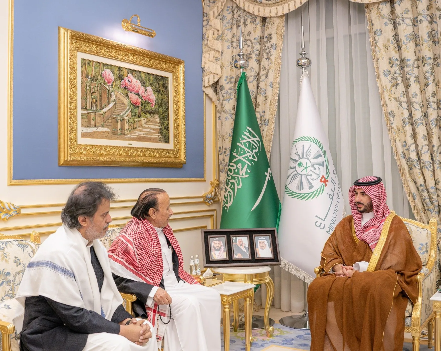 وزير الدفاع السعودي ينقل تعازي القيادة السعودية في وفاة الرئيس السابق عبدربه منصور هادي