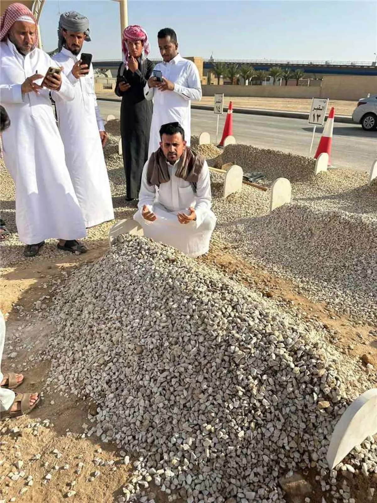 أول صورة من قبر الرئيس الراحل هادي بعد دفنه في الرياض