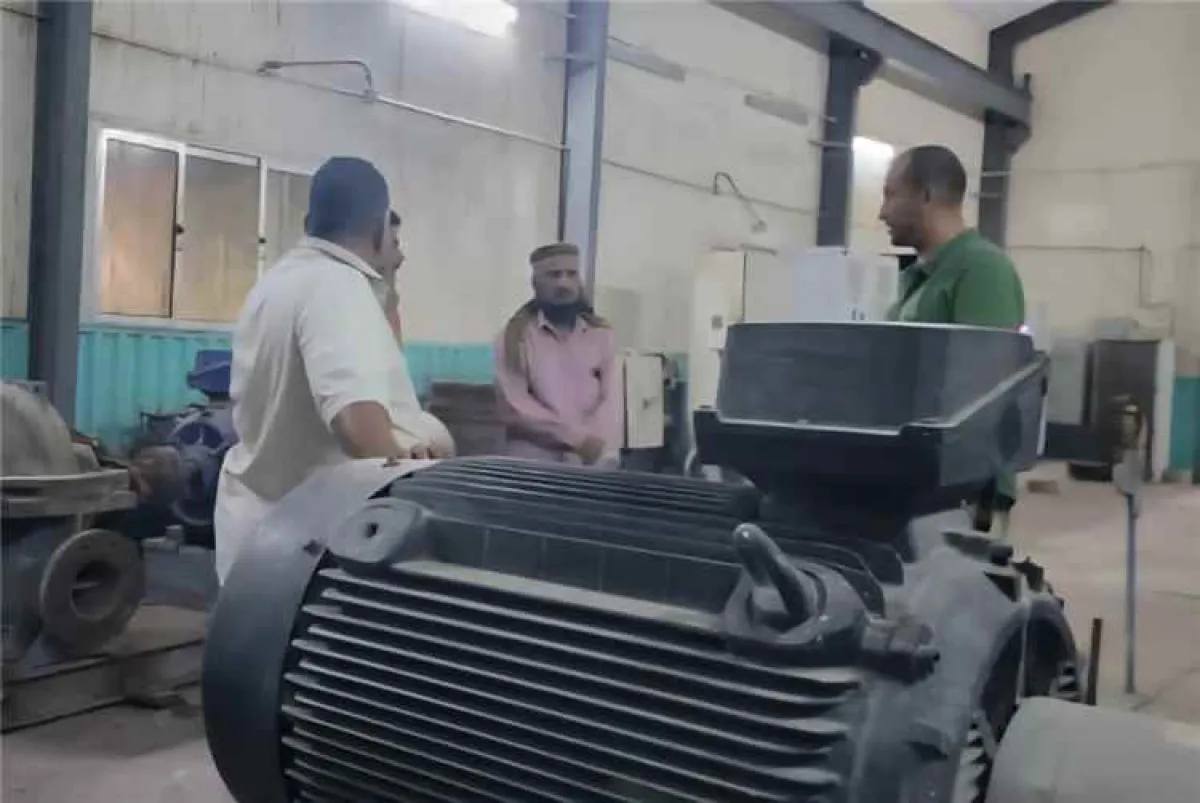 مدير مؤسسة المياه بعدن يتفقد محطات ضخ المياه والصرف الصحي بالبريقة