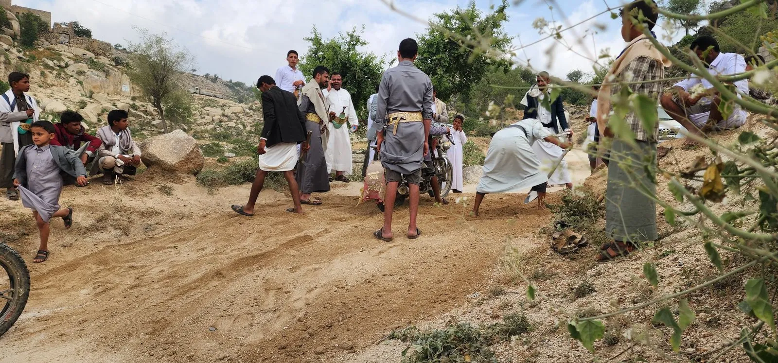 أهالي منطقة القوس في مديرية كشر بحجة يدشنون مبادرة مجتمعية لرصف طريق بطول ثلاثة كيلومترات