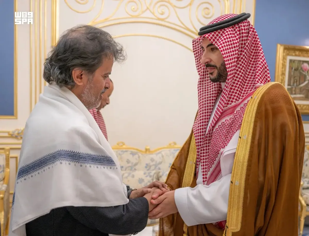 وزير الدفاع السعودي يقدم واجب العزاء في وفاة الرئيس هادي ويشيد بمواقفه الحكيمة