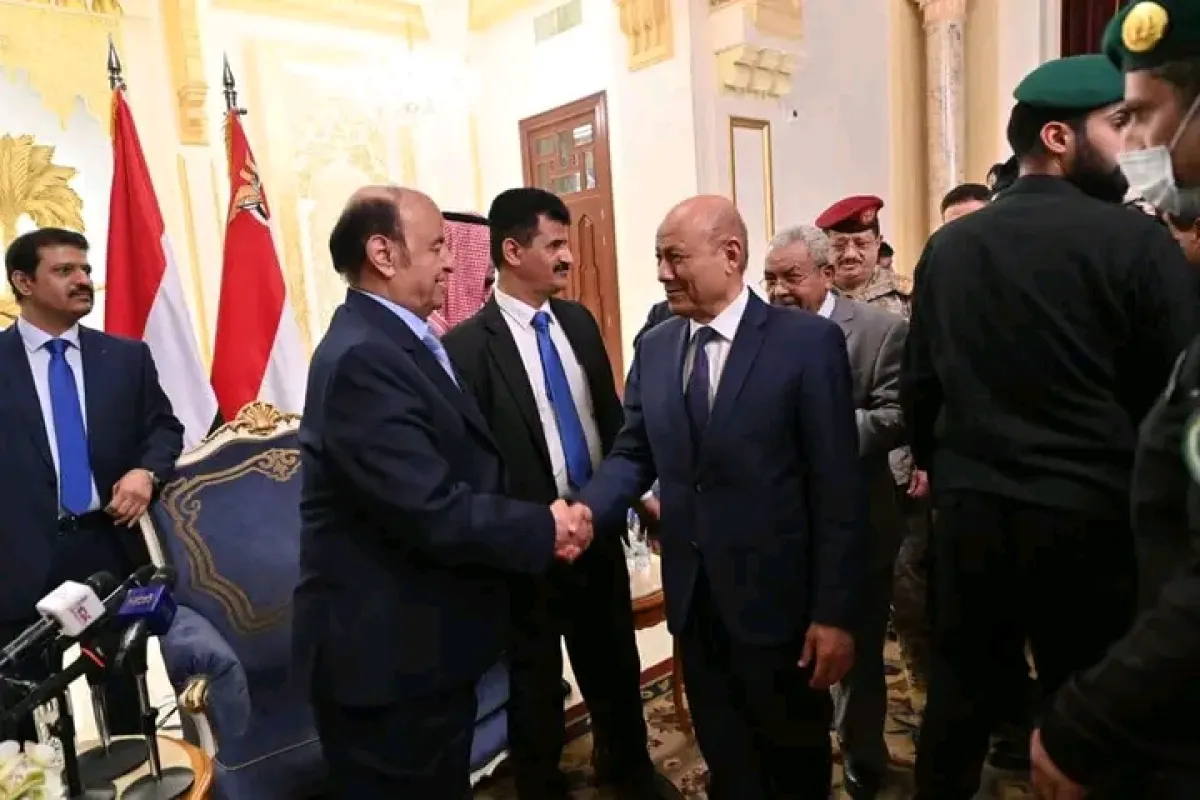 ماذا قال الرئيس العليمي عن سلفه الرئيس الراحل هادي أثناء مشاركته في تشييع جثمانه؟