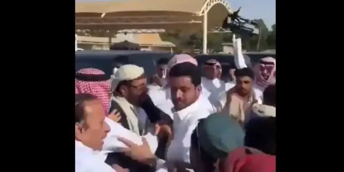 سلطان العرادة يتعرّض لموقف محرج أثناء مراسم تشييع الرئيس الراحل هادي - [فيديو]
