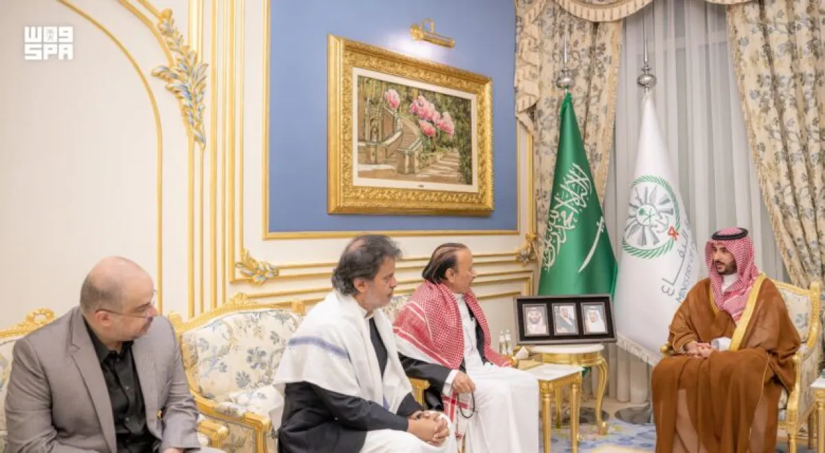 خالد بن سلمان ينقل تعازي القيادة السعودية لأسرة عبدربه منصور هادي ويشيد بمسيرته
