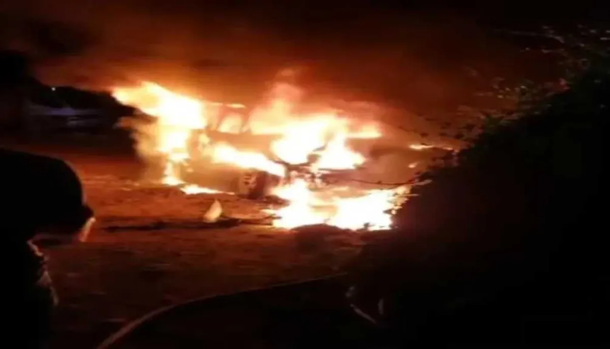 ”مسلحون مجهولون يحرقون سيارة شيخ قبلي معارض للحوثيين.. والأمن يتفرج”