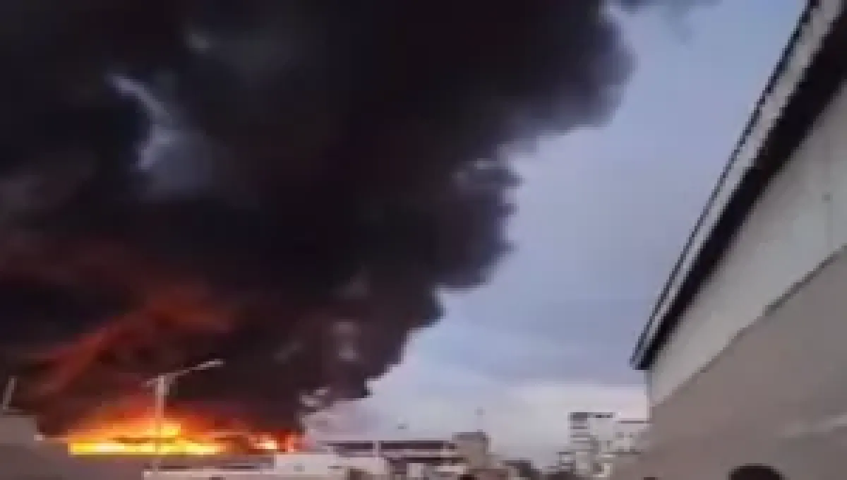 خسائر مادية كبيرة جراء حريق هائل في مركز تجاري بمدينة عدن
