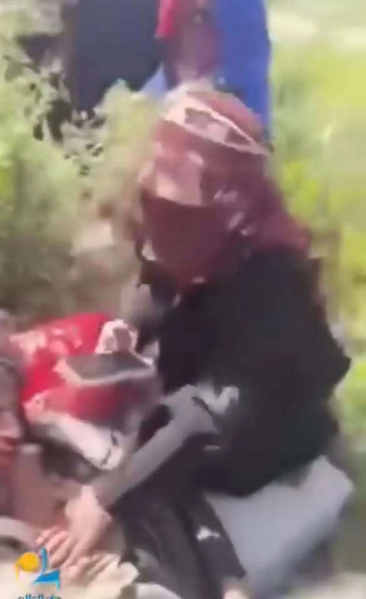 جريمة مروّعة في إب.. مقتل شاب في الشارع أمام والدته وأخواته