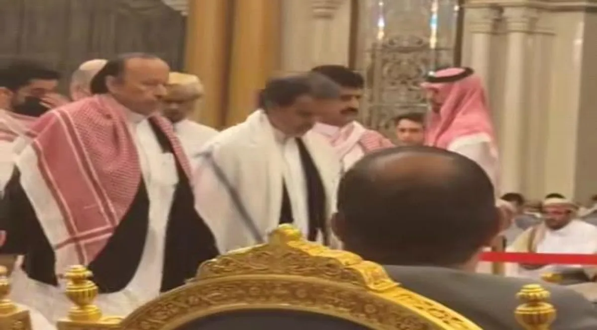 قيادات الدولة وجموع المواطنين يقدمون واجب العزاء بوفاة الرئيس هادي  