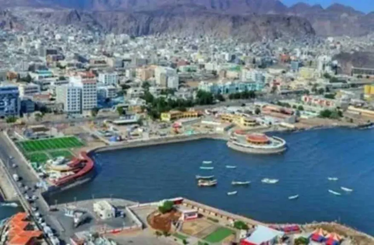 شرطة عدن تضبط متهماً بإلقاء قنبلة على طقم أمني في المنصورة