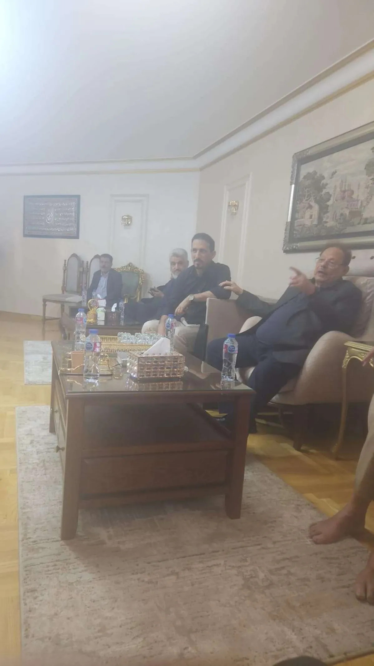 الرئيس علي ناصر محمد يقدم واجب العزاء لأسرة القيادي الاشتراكي أنيس حسن يحيى في القاهرة
