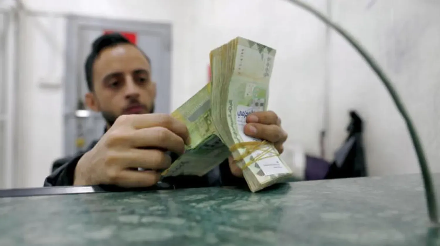 تحويلات المغتربين اليمنيين.. كيف تتبخر قبل وصولها إلى الأسر؟