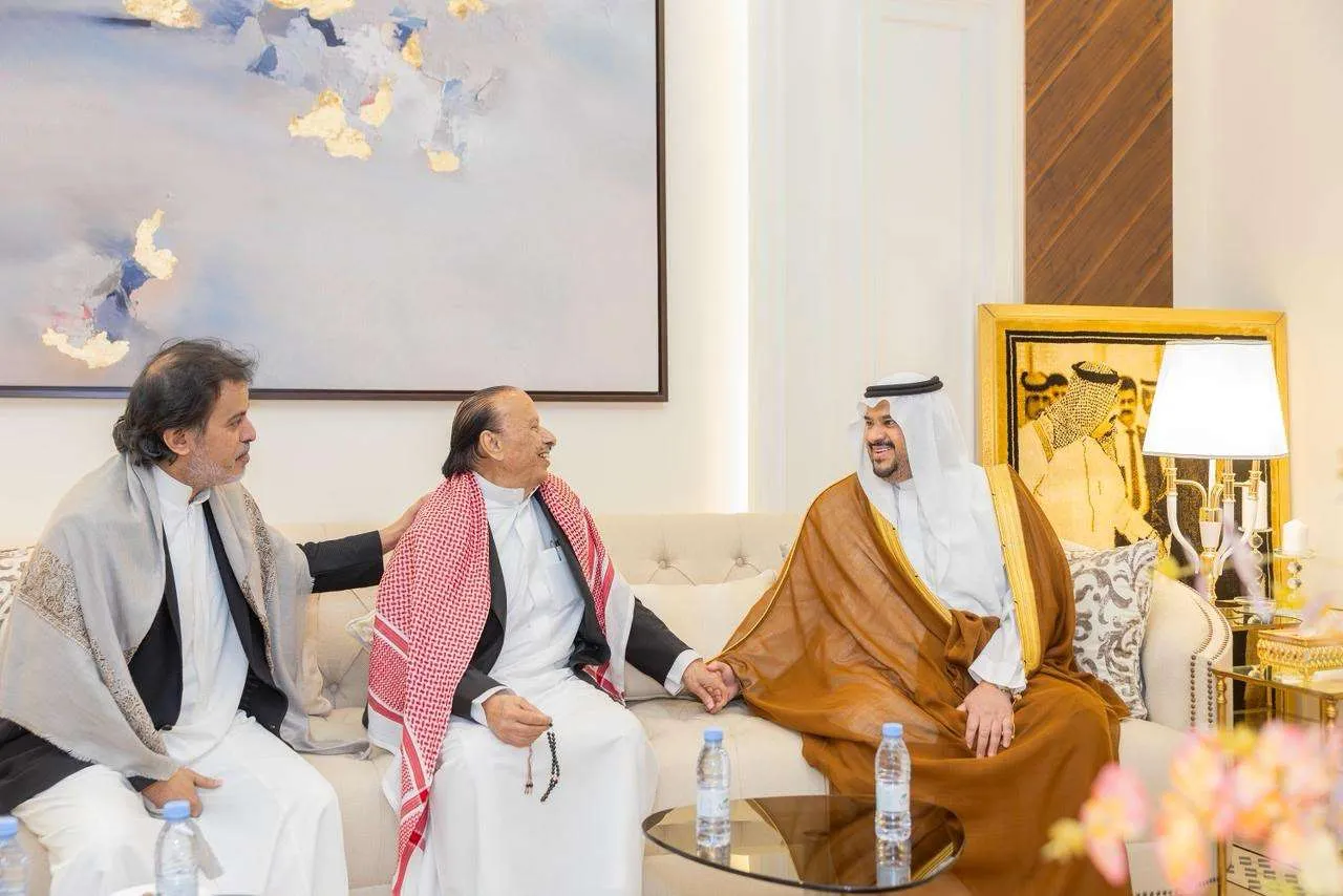 أمير منطقة الرياض ونائبه يؤديان واجب العزاء في رحيل الرئيس هادي