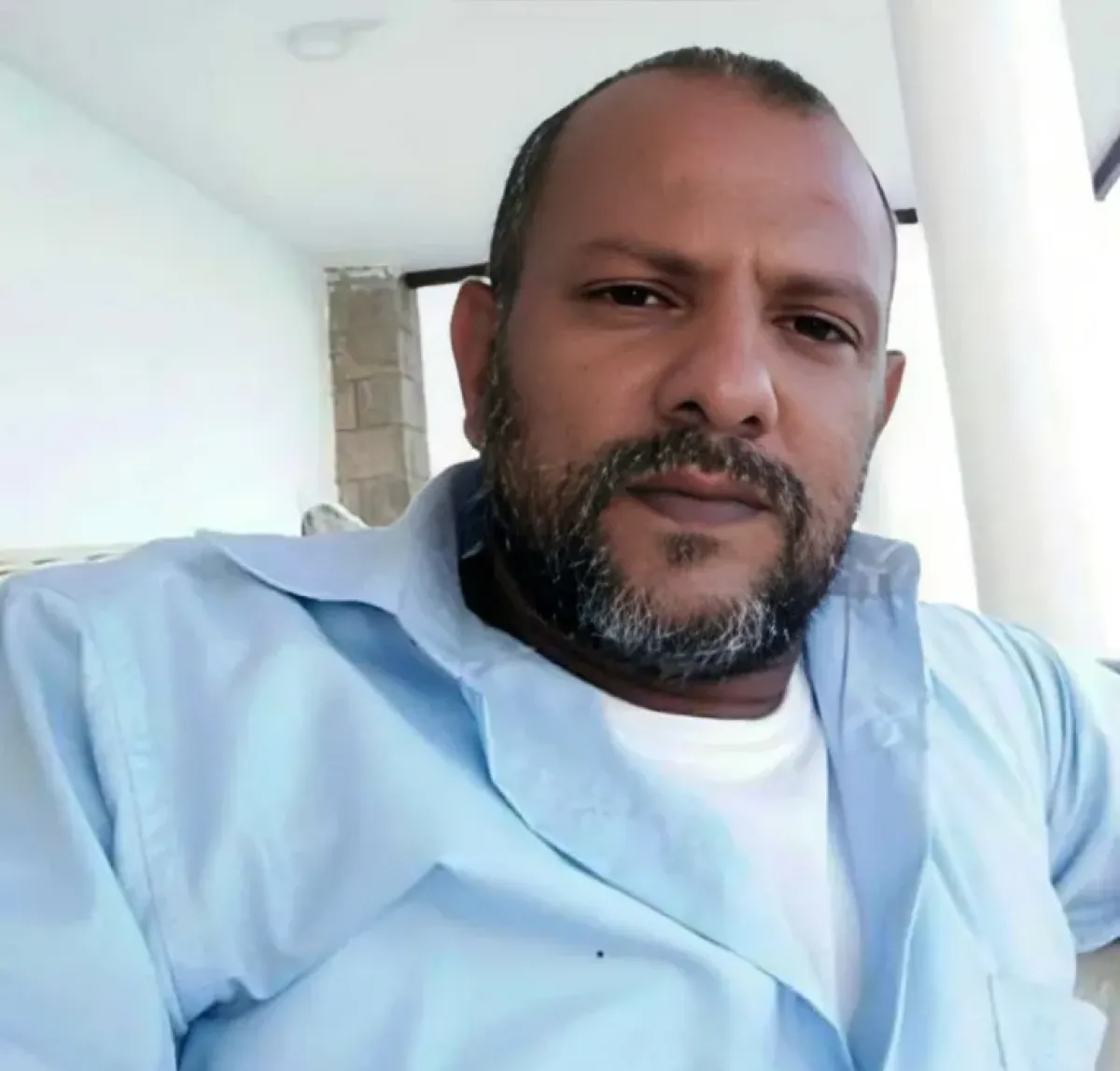 “عادل حداد”.. عن اليمني المخفي في سجون الإمارات وأحباب ماتوا قبل أن يحتضنوا أباهم في عدن “قصة صحفية”