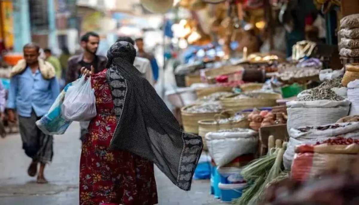 ”أم يمنية ترسل فلوسها لعدن لشراء ملابس عيد أطفالها.. ما الذي يحدث في تعز؟”