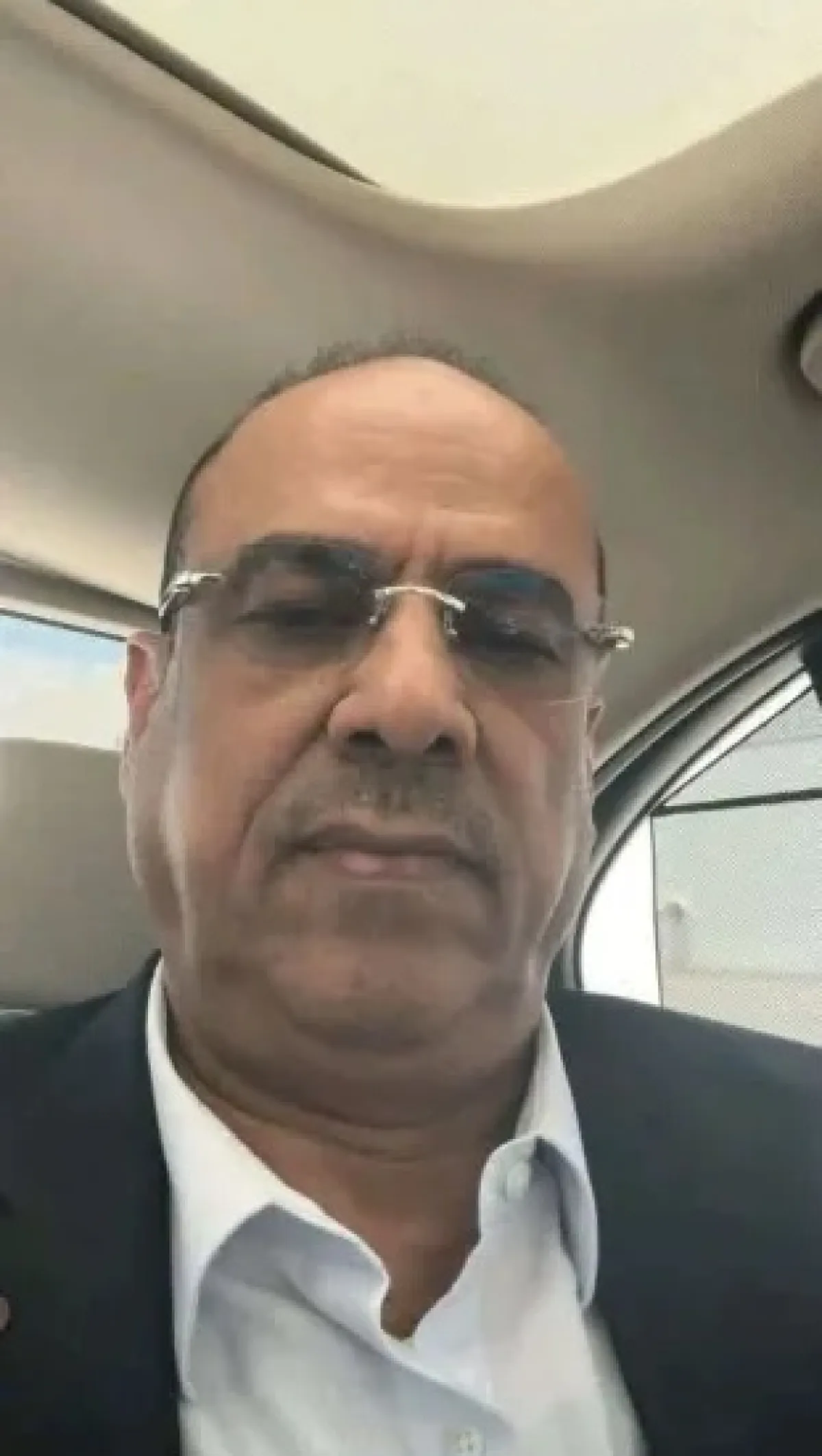 عودة مفاجئة للميسري من مطار مسقط.. مصادر تكشف القصة الكاملة