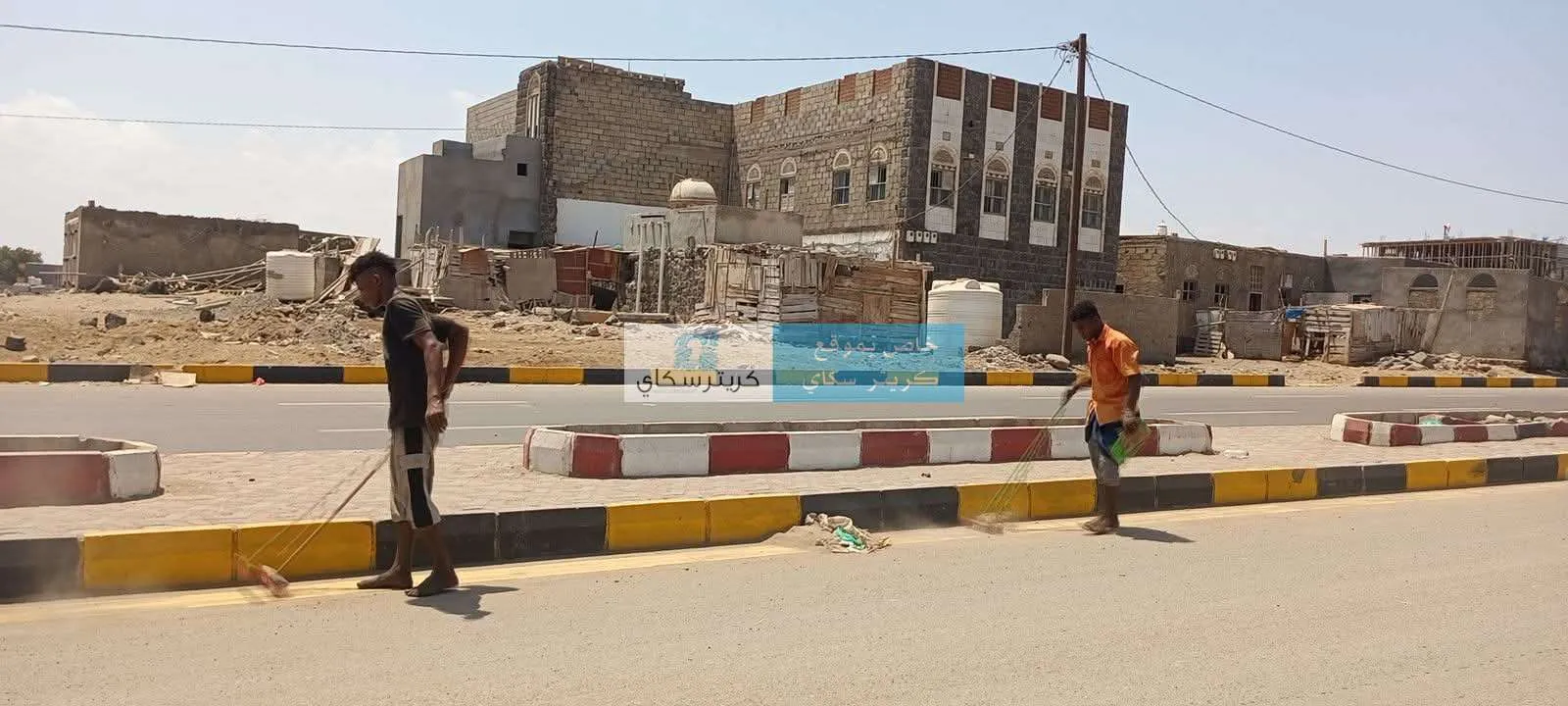 عاملون تحت لهيب الشمس في المخا.. رواتب محدودة وجهد شاق في ظروف قاسية