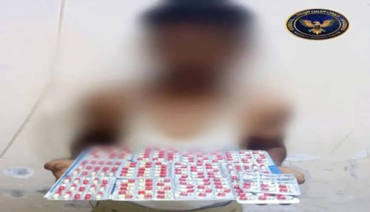 قوات الأمن تضبط شخص بحوزته كمية من الحبوب المخدرة في عدن