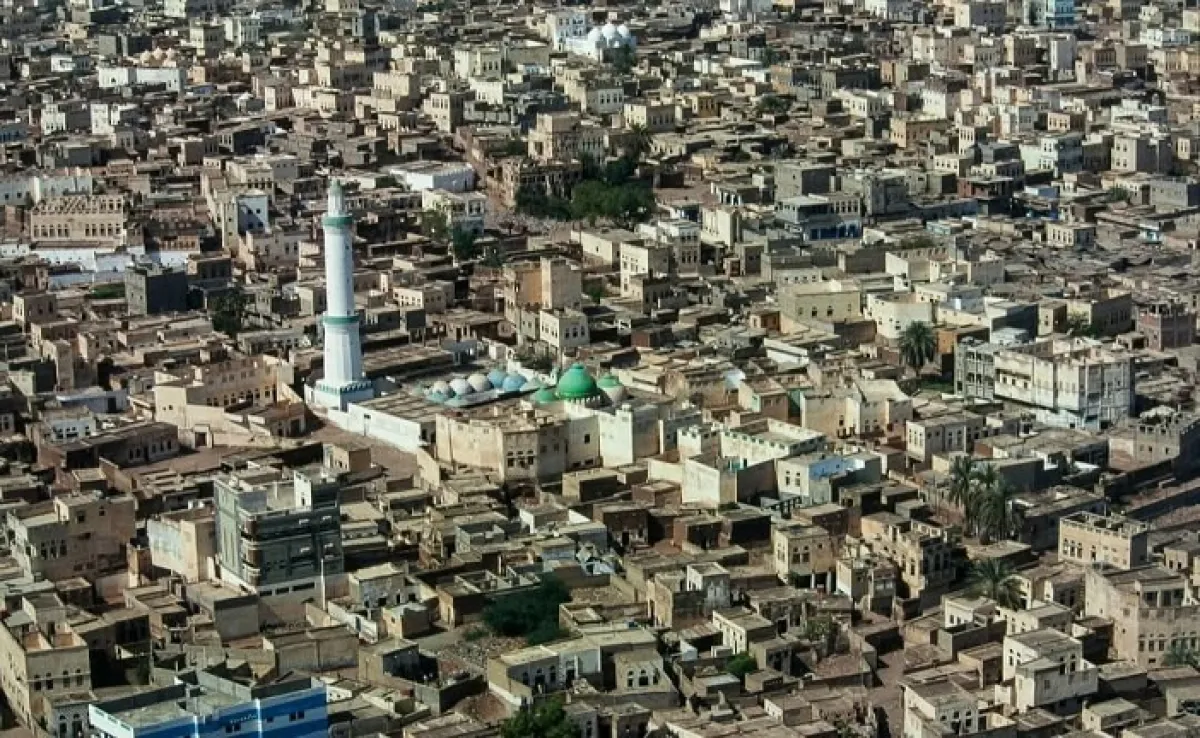 نجل مسؤول حوثي يهدم مبنى استثمارياً ويستولي على أرضه في بيت الفقيه