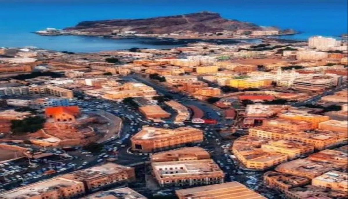 أطفال عدن يستغيثون بسبب موجة الحر وانقطاع الكهرباء المتواصل