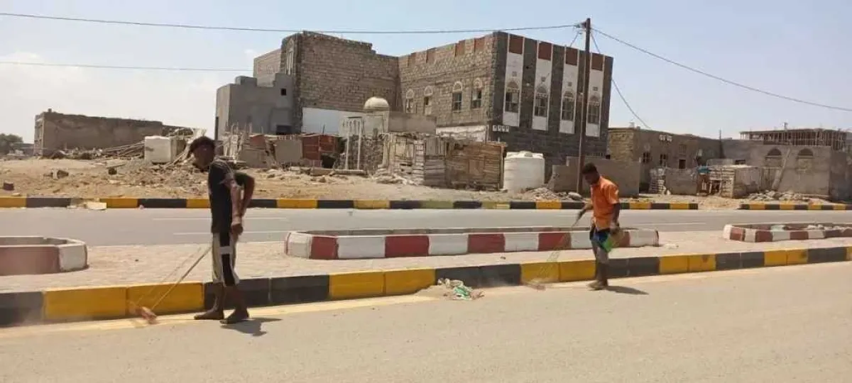صورة صادمة من المخا.. عمال نظافة يتعرضون للشمس الحارقة مقابل رواتب لا تُذكر