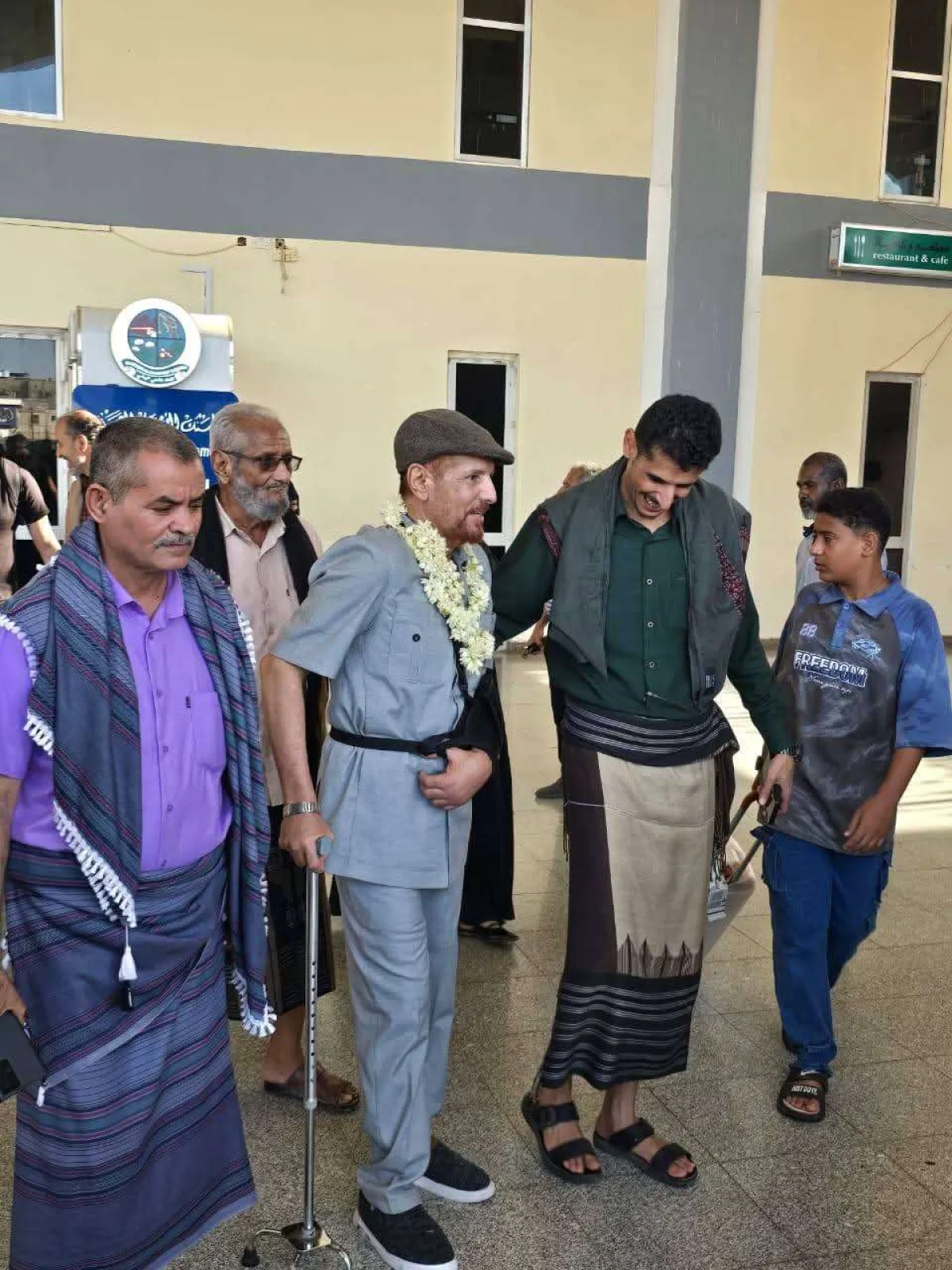 عودة مناضل جنوبي كبير إلى عدن بعد رحلة علاجية في القاهرة