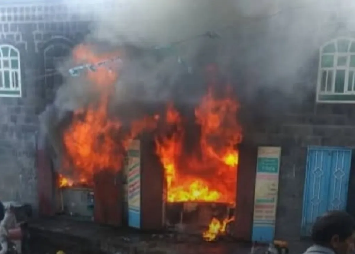 وفاة وإصابة ثلاثة أشخاص جراء اندلاع حريق في متجر شرق إب