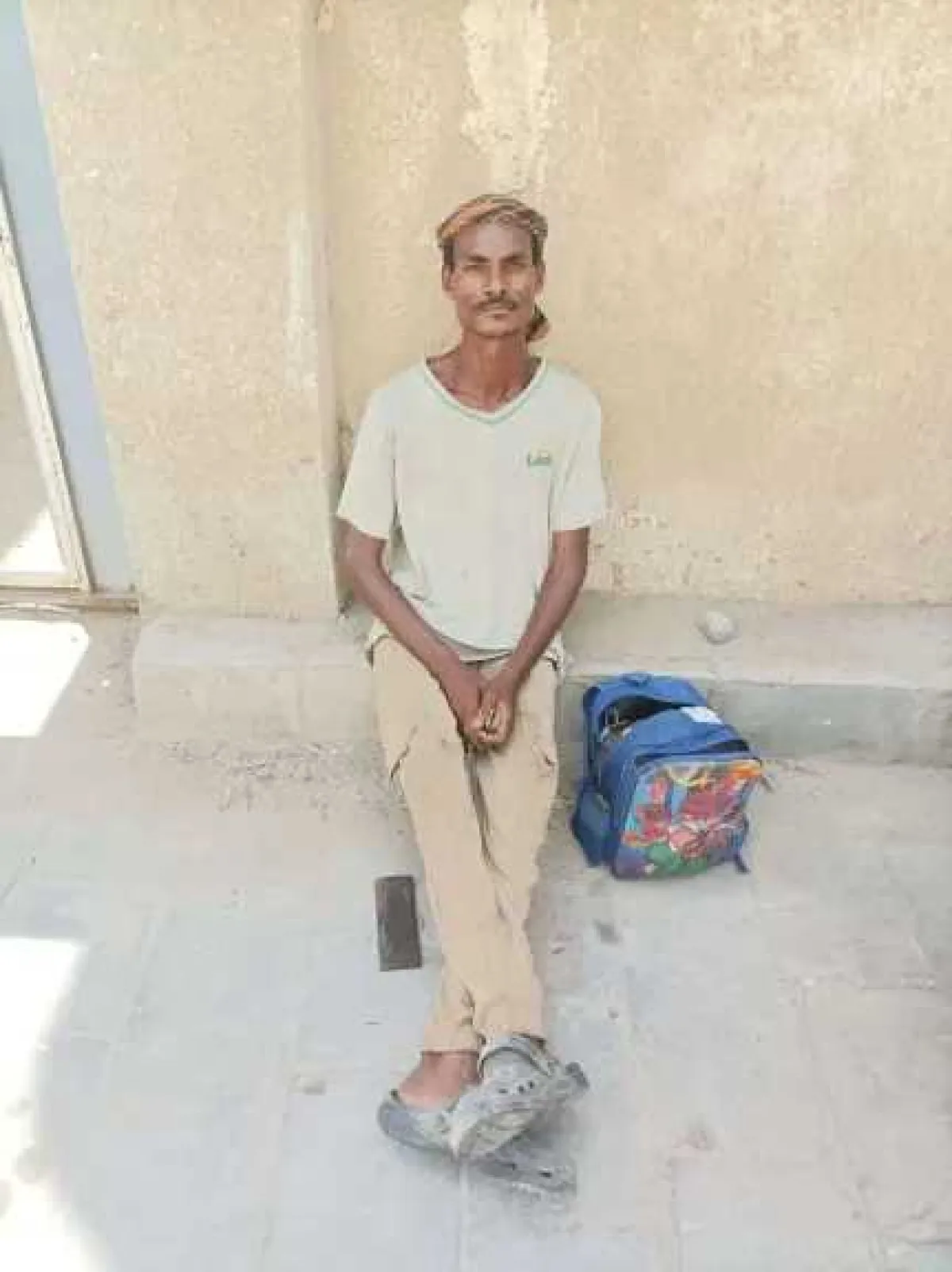تحت حرارة 50 درجة.. رجل يتجوّل شوارع عدن بأدوات بسيطة لإطعام أسرته