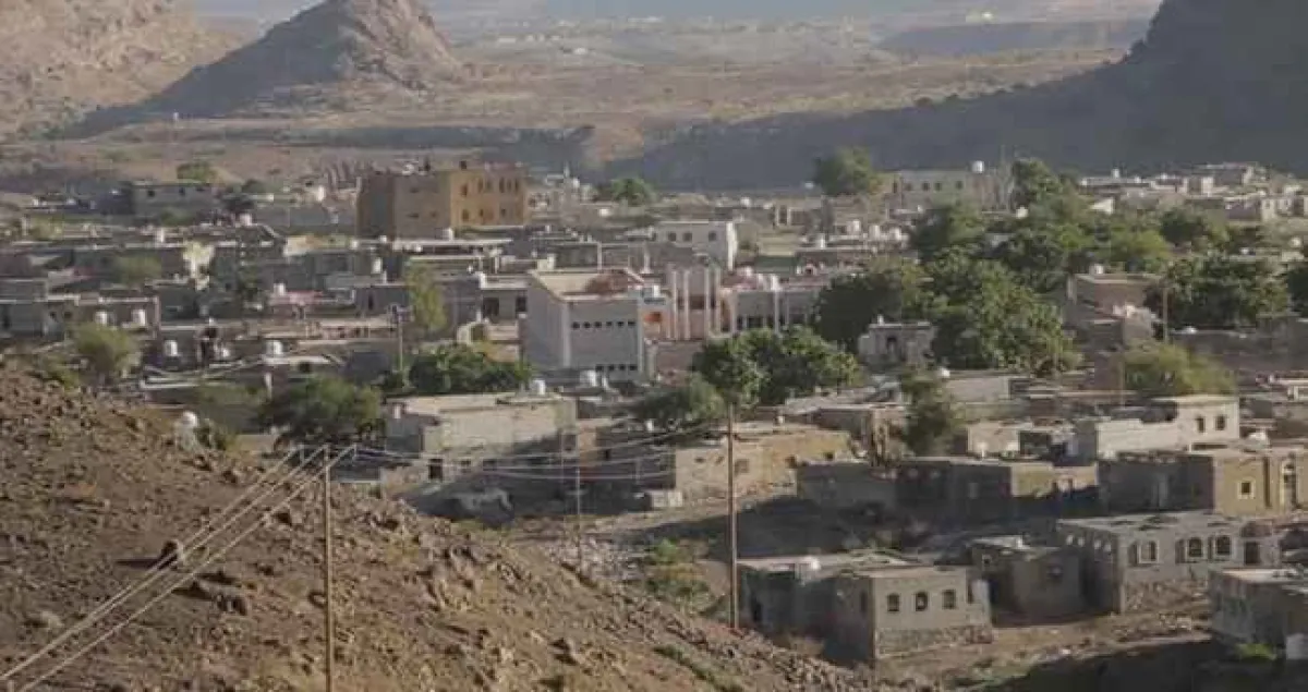 إصابة مدني بقصف حوثي على منازل المواطنين في المسيمير بلحج