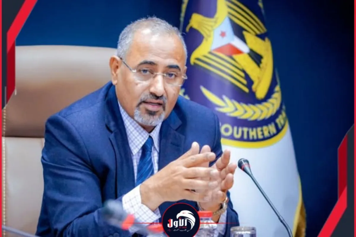 بالصور..  إزالة صور عيدروس الزبيدي من شوارع وتقاطعات مديرية كريتر بعدن