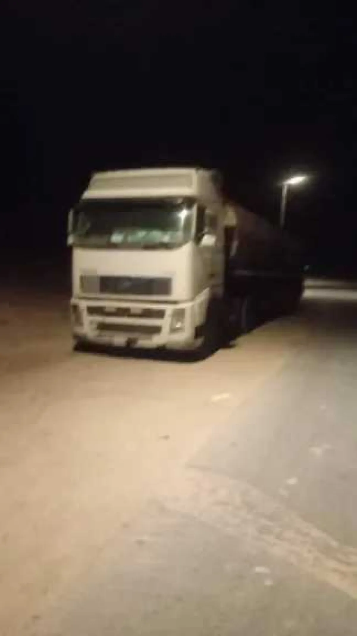 انقلاب قاطرة وقود في نفق بمحافظة المهرة